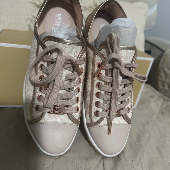 Bronce y rosado claro, buenas condiciones, size 6 - Picture 2 of 3